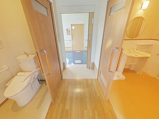 バリアフリーの洗面台とトイレ