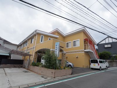 黄色の建物の外観