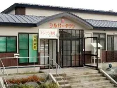明るい建物の外観