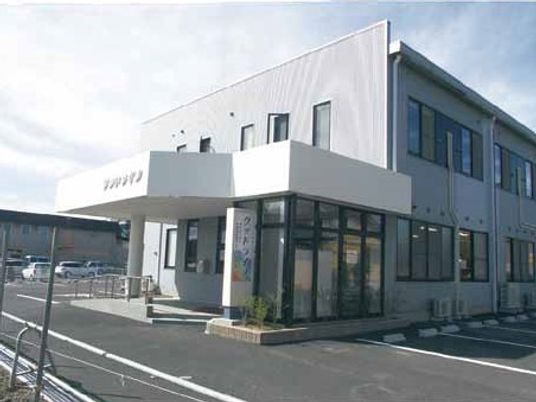白い建物のモダンな外観