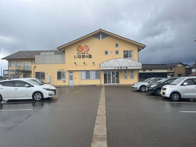 温かい色合いの建物外観