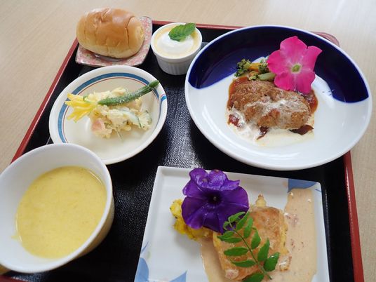 カラフルな食事のセット