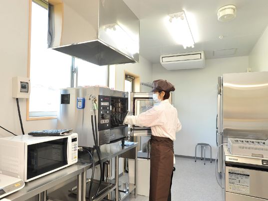 清潔なキッチンで作業する人
