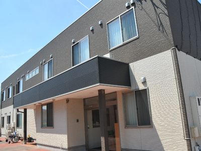 明るい外観の施設エントランス