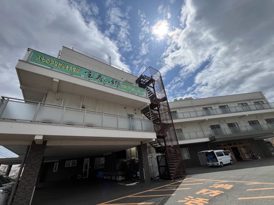 白の建物と青空の外観
