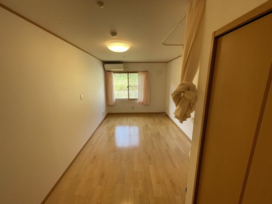 明るい個室の内観