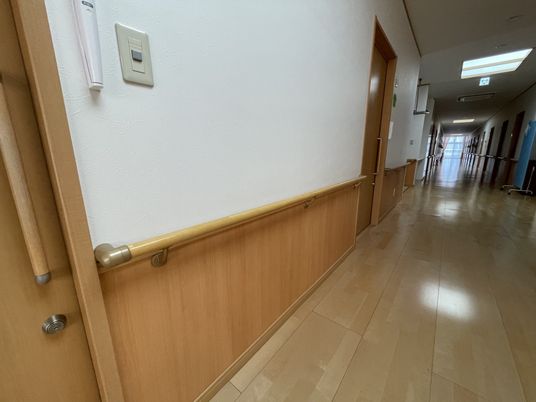 廊下の明るい様子