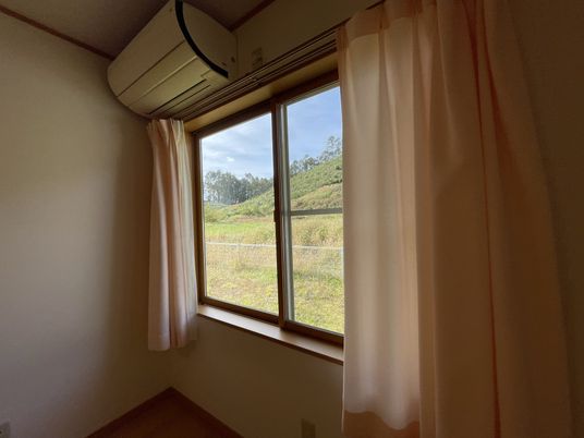 窓からの景色が広がる居室