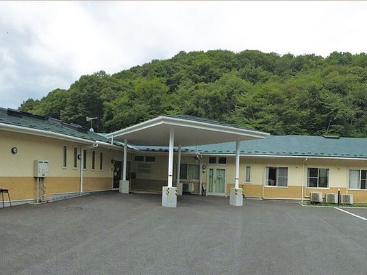 山あいの施設外観