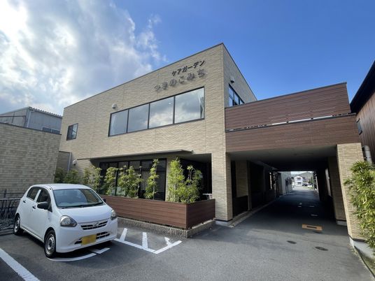 モダンな建物のエントランス