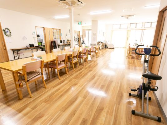 光る床の明るい食堂