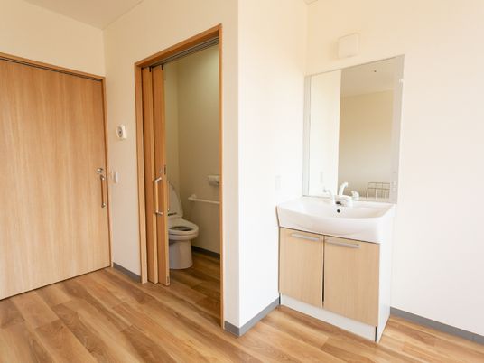 居室のトイレと洗面台