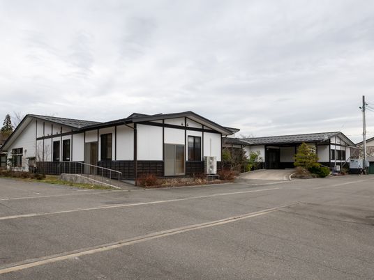 広々とした外観の建物