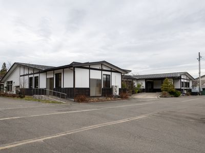 広々とした外観の建物