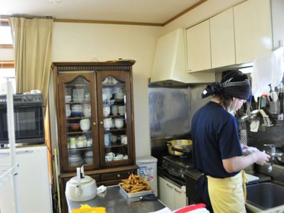 キッチンで作業する人
