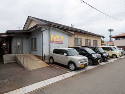 外観と駐車場の外景