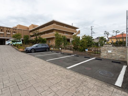 駐車場と建物の外観