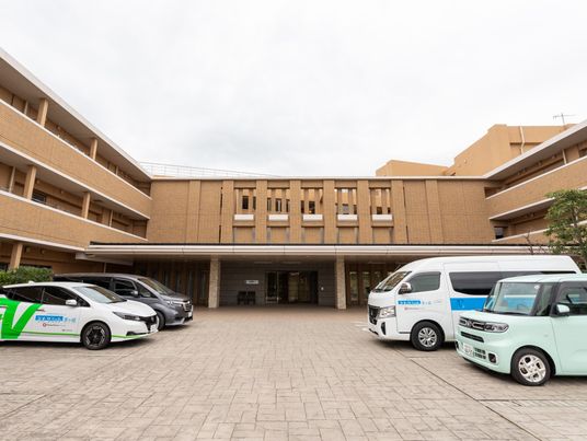 施設の玄関と車