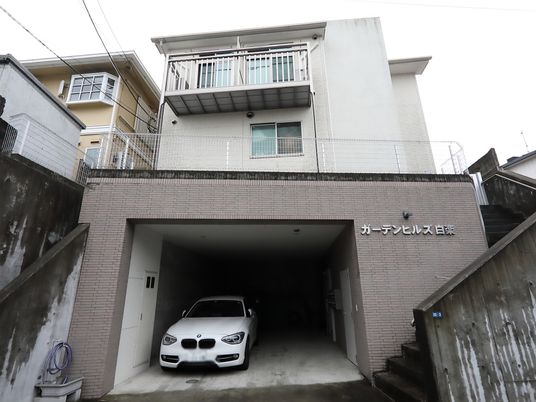 建物の外観と駐車スペース