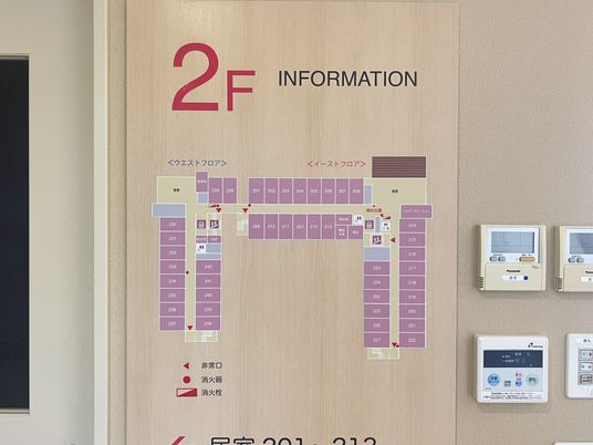 情報案内板のある廊下