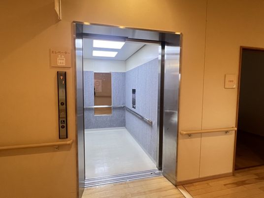 広々としたエレベーター