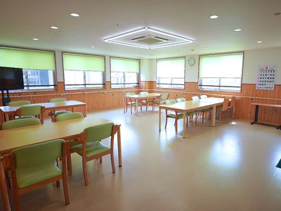 明るい食堂の様子
