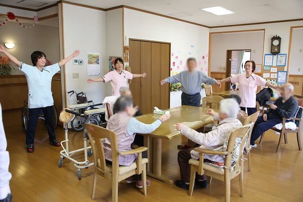 体操をする集団の部屋