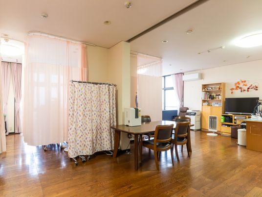 落ち着いた部屋のラウンジ