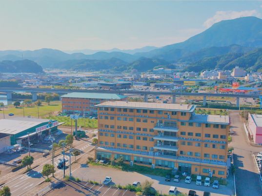 青空背景のオレンジ色建物