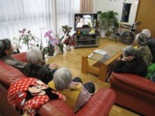 共用スペースでくつろぐ人々