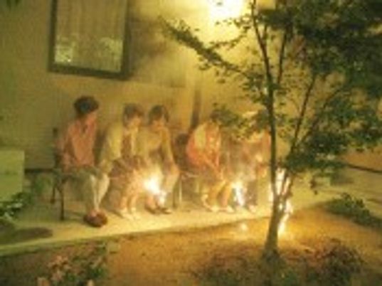 夜の中庭での憩いのひと時