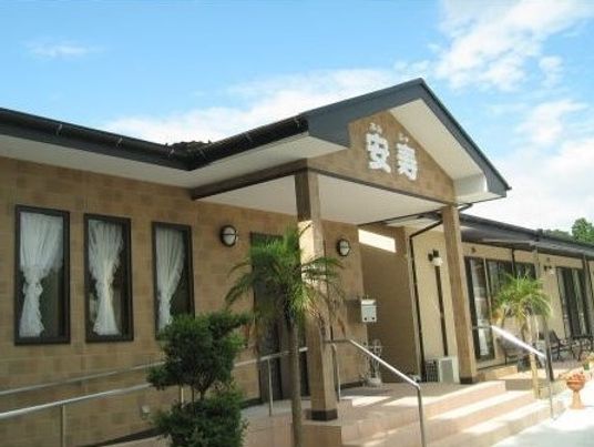 快適な外観の施設入口