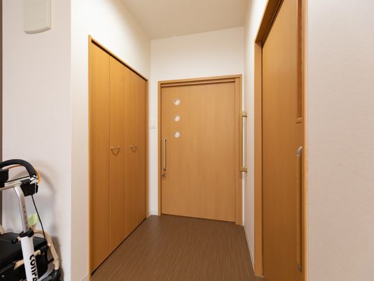 廊下と部屋の木製扉