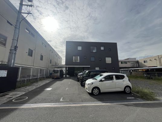 モダンな外観の建物