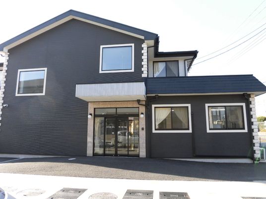 黒い外壁のモダンな建物