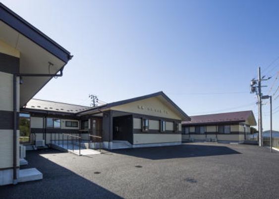モダンな施設の外観