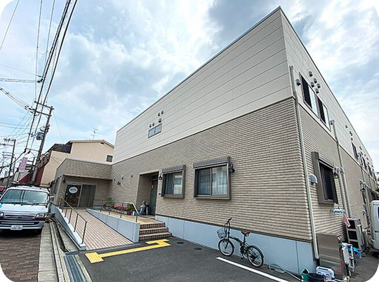 落ち着いた建物の外観
