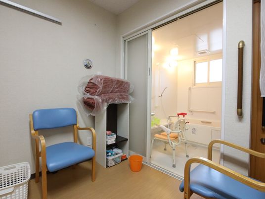 明るく清潔な浴室入口