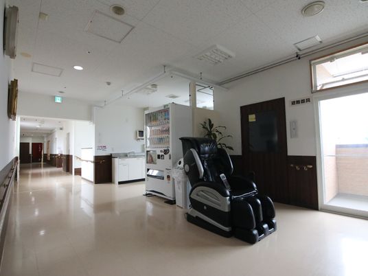 明るい廊下とマッサージチェア