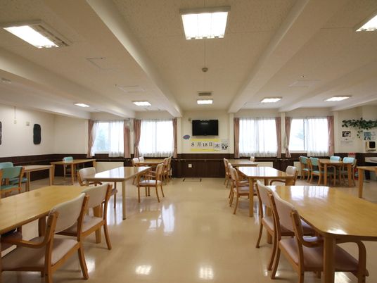 明るく広い食堂の様子