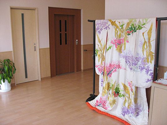 廊下に飾られた和風のタペストリー