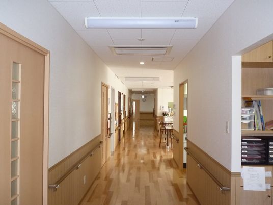 木製床の廊下