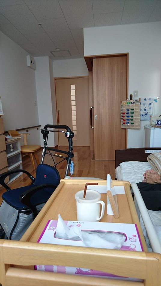 ベッドと歩行器のある居室