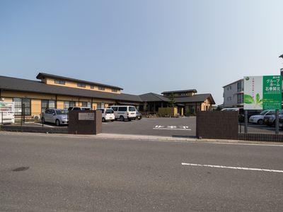 施設の外観と駐車場