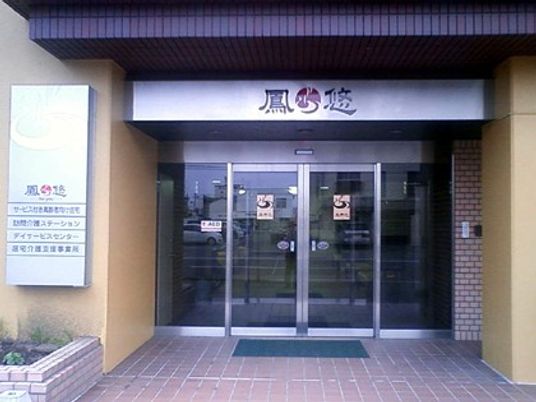 ガラス扉のエントランス