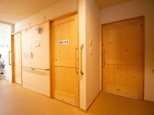 木製の居室の扉