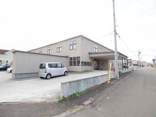 広々とした建物と駐車場