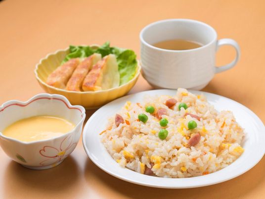 カラフルな料理の盛り付け