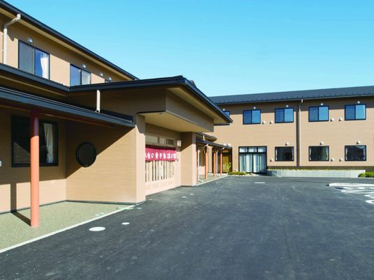 広々とした施設の外観