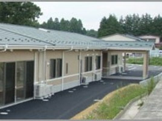 施設の明るい外観